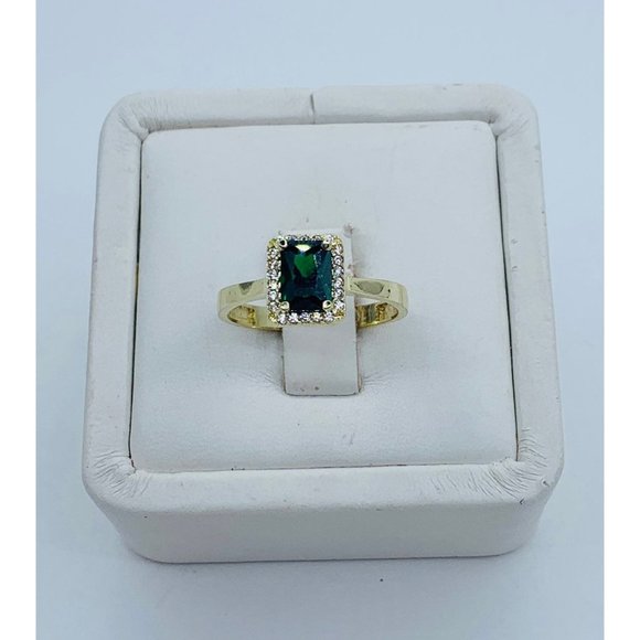 10k Solid Gold ring green cz size 7.5